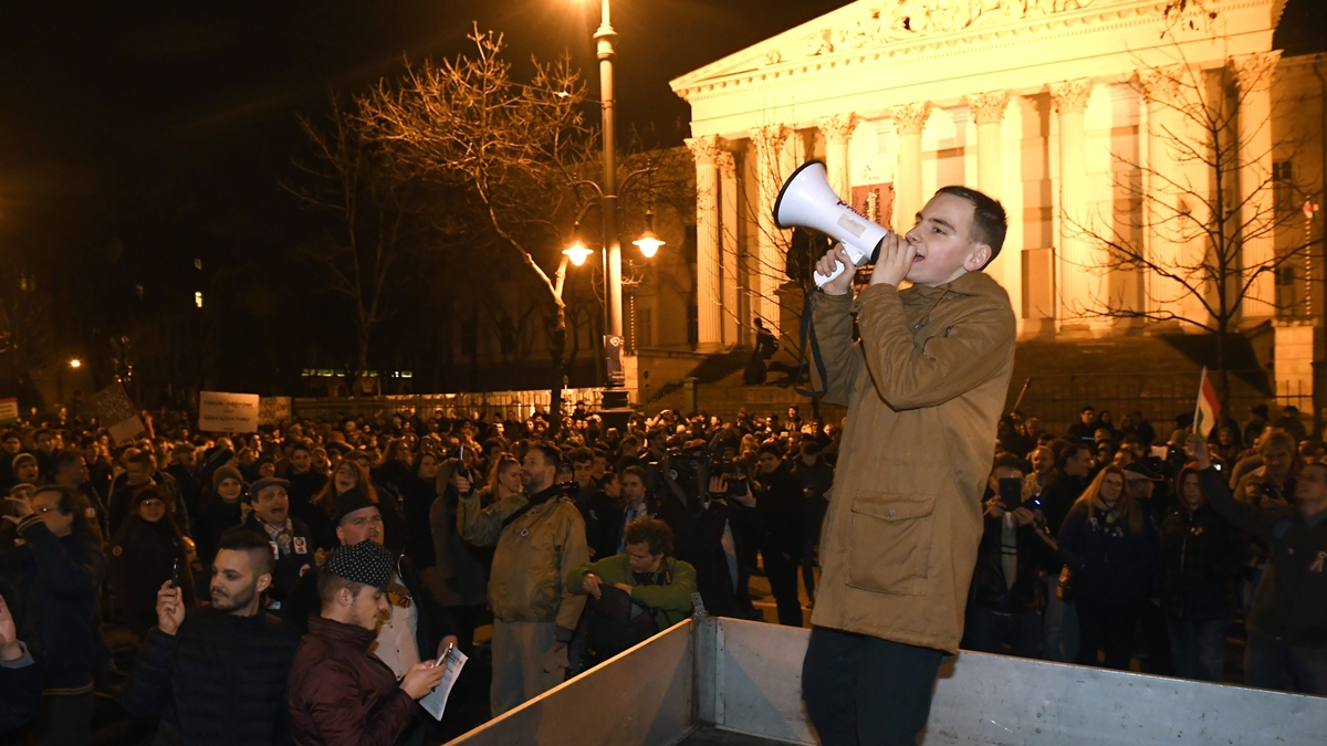 Elhallgatási spirál, vagy liberális demokrácia?