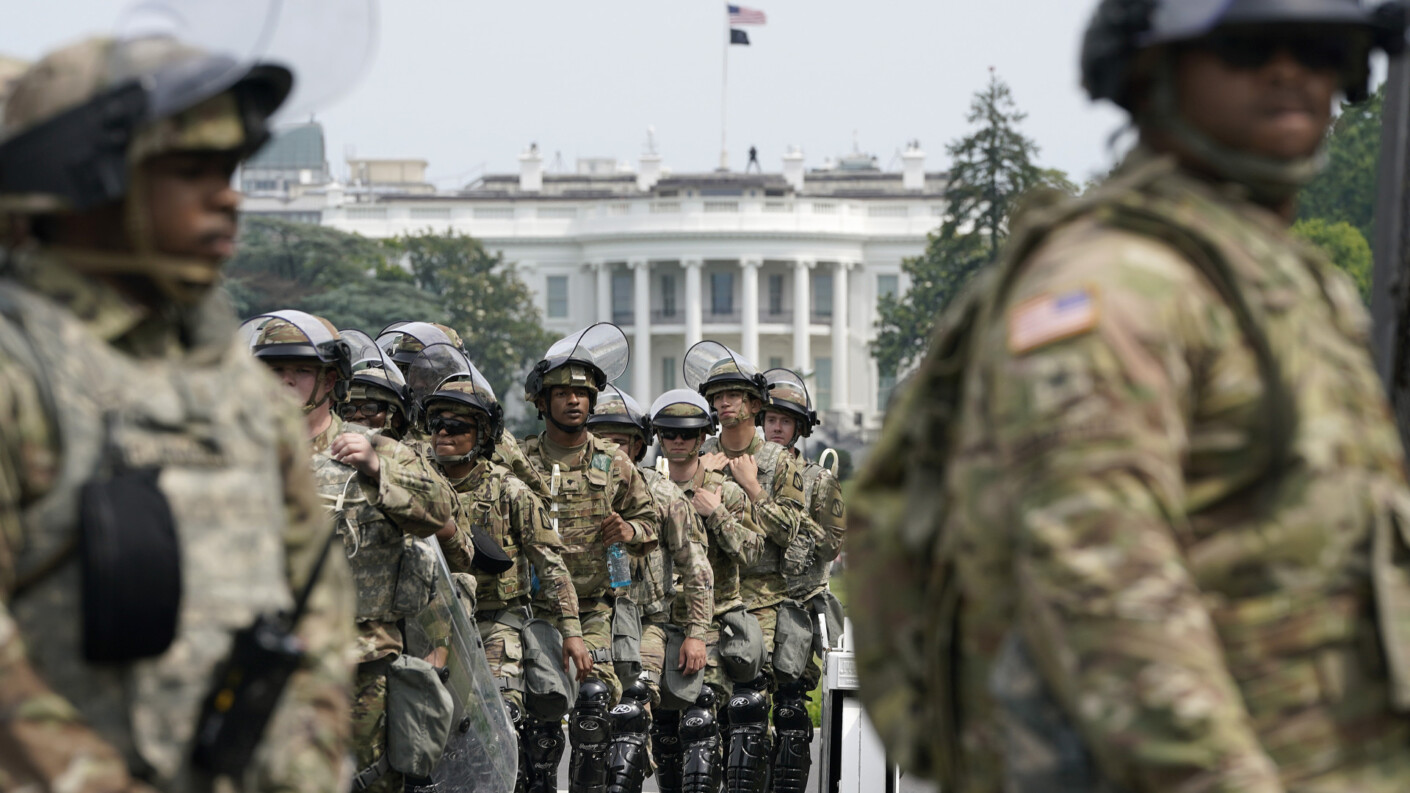 Fegyvert is viselhetnek a Nemzeti Gárda Washingtonba vezényelt tagjai