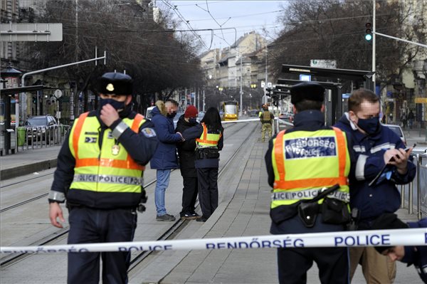 Megszúrtak egy férfit egy budapesti villamosmegállóban