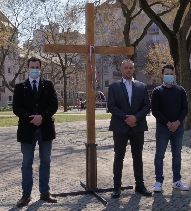 Keresztet állított a Mi Hazánk a BLM-szobor helyére