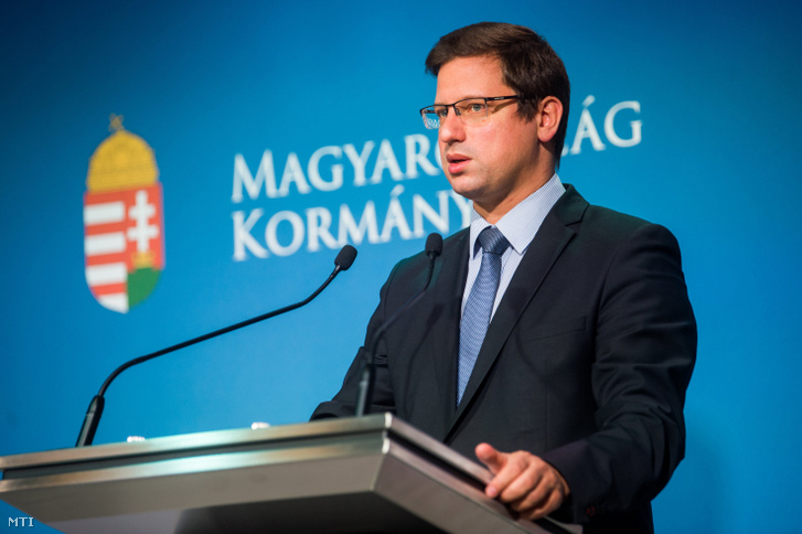 Szombaton nyitnak a teraszok, Novák Előd kocsmapolitizálással kezd