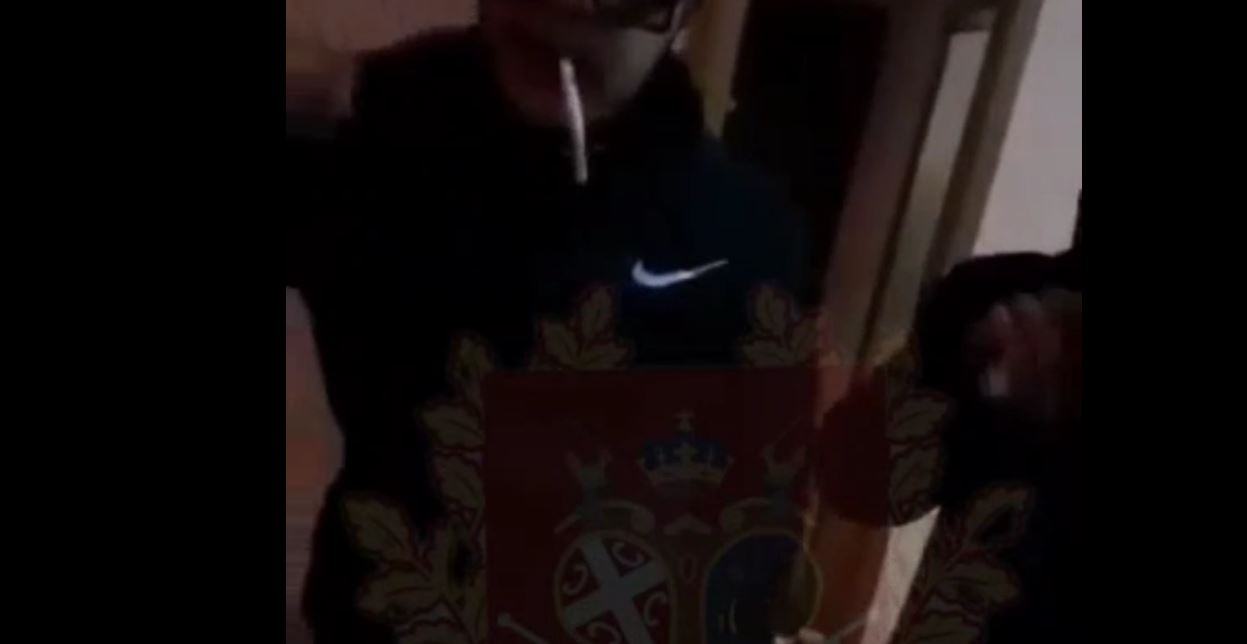 Fegyverekkel fenyegetik Zombor lakosait a migránsok (videó)