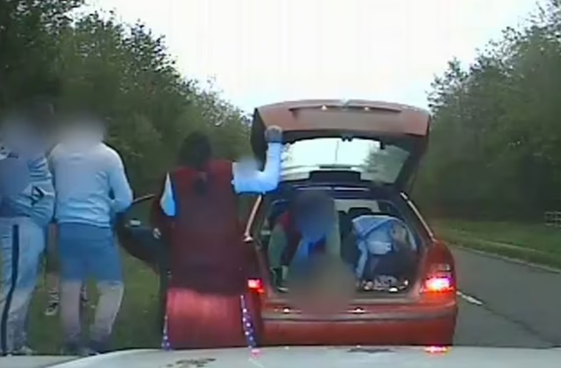 Angol rendőr kapott ismertetőt az "eltérő kultúra" utazási szokásaiból (videó)