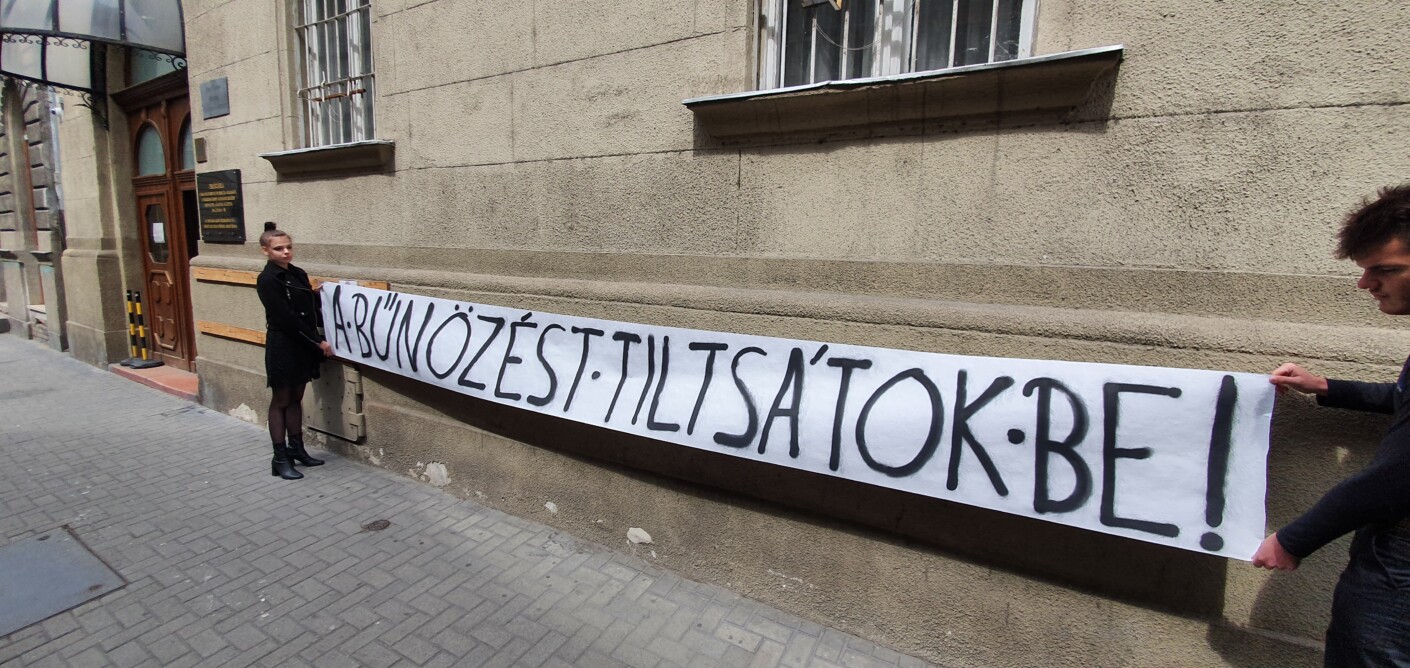 Ifjak az ORÖ székház előtt: Mi Hazánk helyett a bűnözést tiltsátok be!