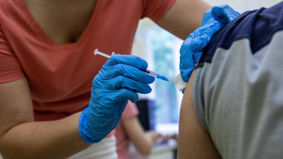 A magyarok 81%-a nem kéri azonnal a harmadik oltást