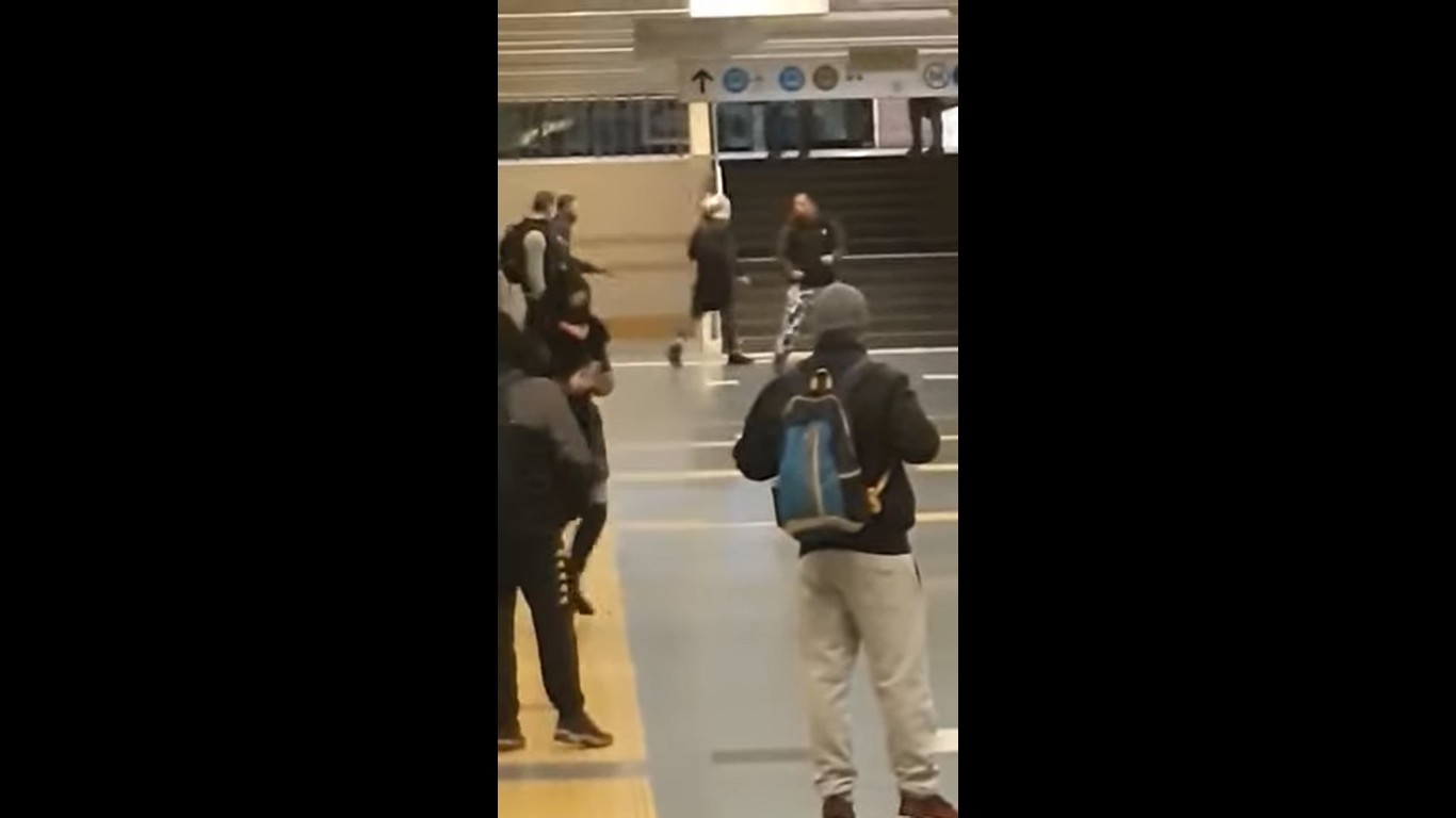 Rúgással kéregetnek a Kökinél - A MÖM oknyomozó vonatozást tartott (videó)