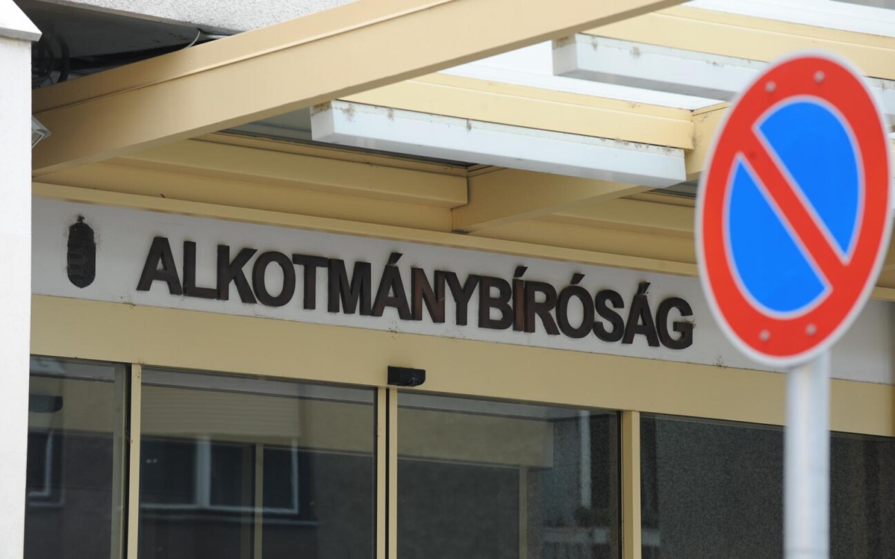 Tömegek fordulnak Alkotmánybírósághoz az oltatlanok megkülönböztetése miatt