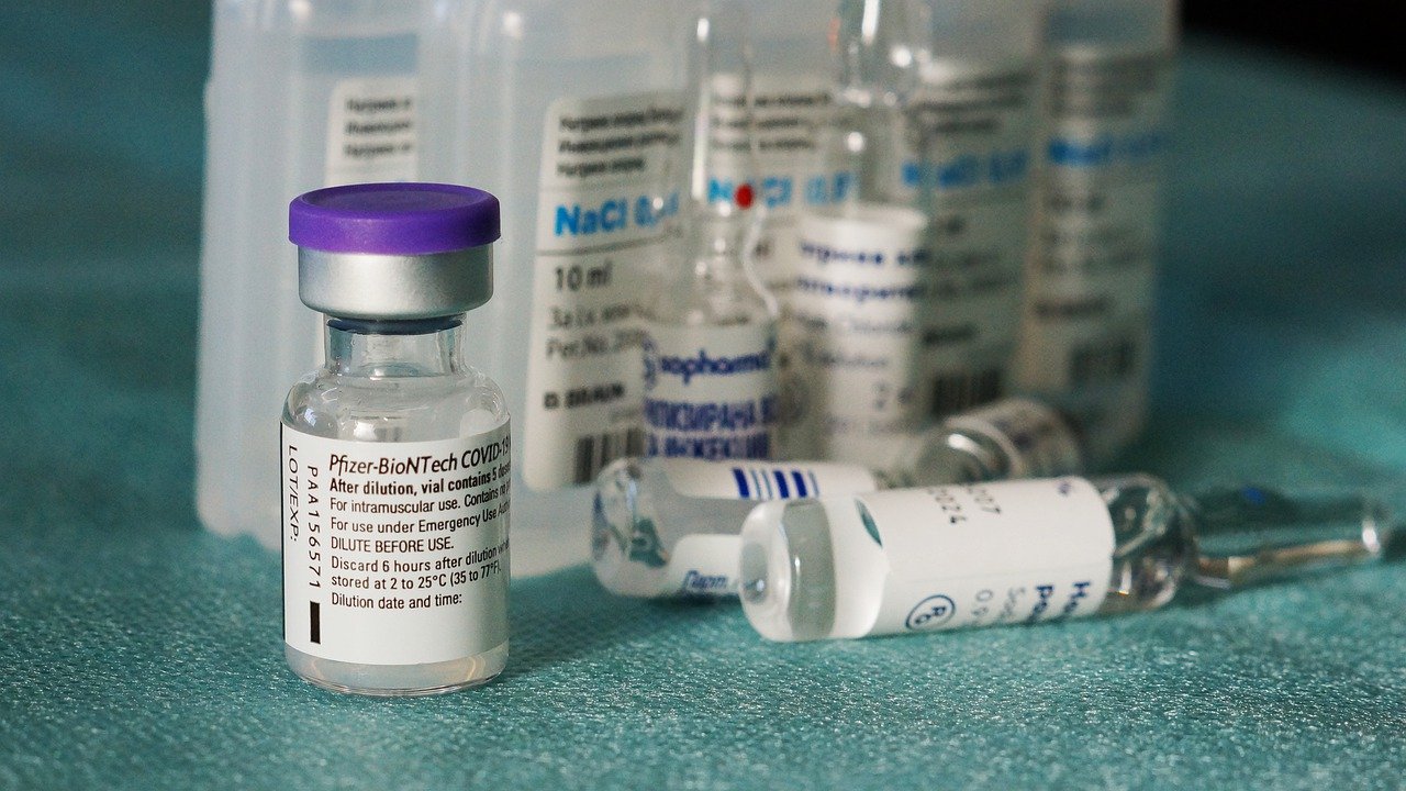 A Pfizer igazgatója szerint minden évben új oltás kell