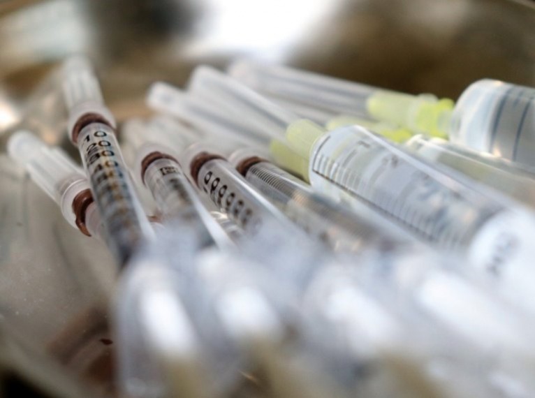 Egy kutatás szerint az oltottak is ugyanúgy megfertőződnek mint az oltatlanok