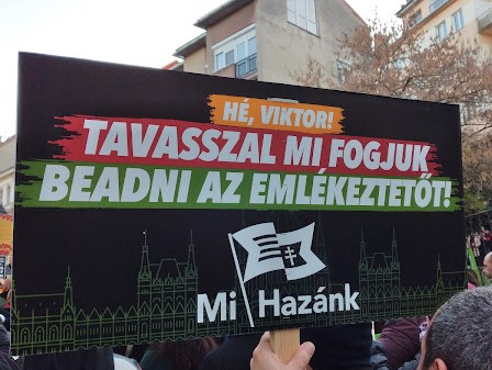 Ezrek tiltakoztak a Mi Hazánk rendezvényén a kötelező oltás ellen
