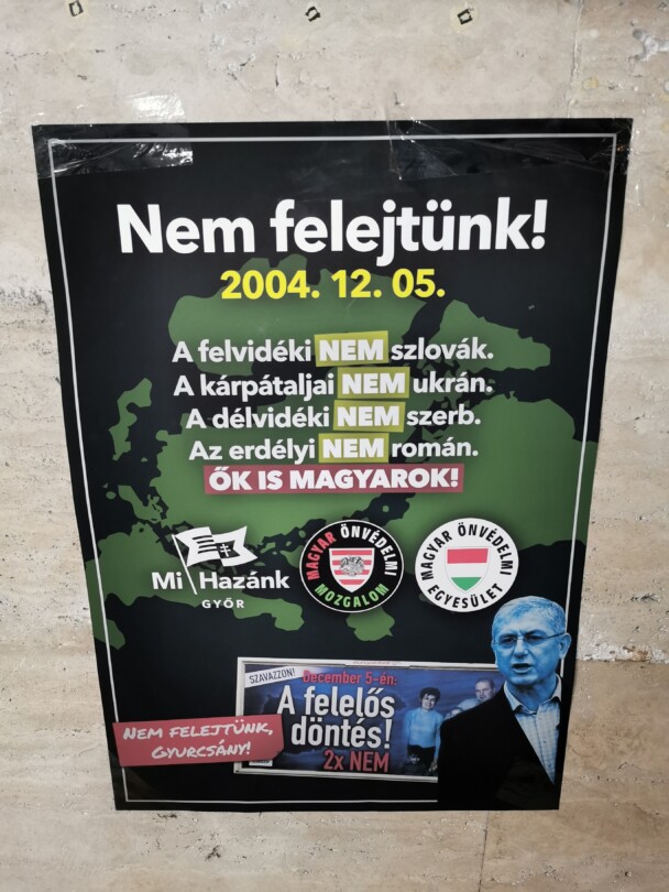 A Mi Hazánk a DK irodája előtt emlékezett meg a gyalázatos népszavazás évfordulójáról Győrben