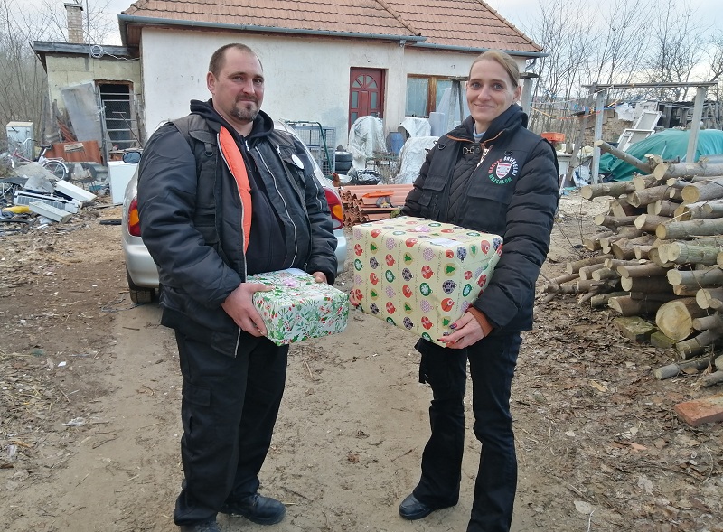 A Magyar Önvédelmi Mozgalom házhoz viszi az ünnepi adományokat