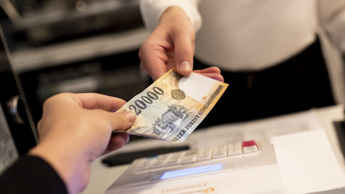 Elismeri a kormány, hogy a szankciók miatt szállt el a forint, de azért támogatja azokat