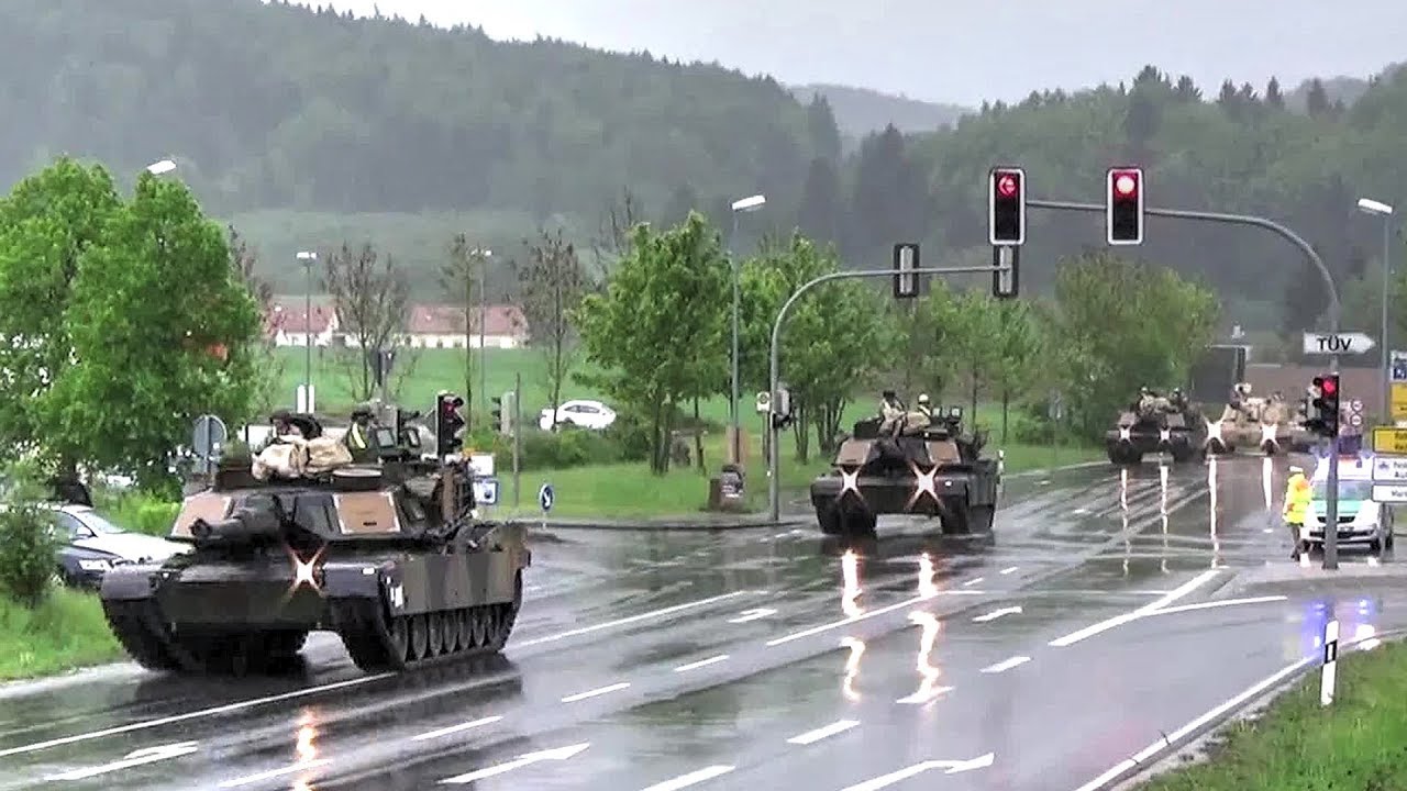 A NATO-harccsoportok Magyarországra telepítése ellen tüntet Orbán Viktor hivatalánál a Mi Hazánk