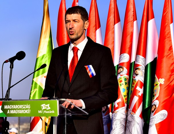 Orosz zászlóval a zakóján szólalt fel Szakács Árpád a Mi Hazánk tüntetésén