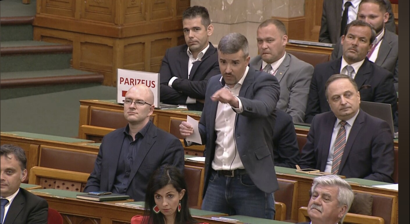 Újra ülésezett a parlament- Jakab a valóságot, Molnár Enikő a mamuszát hagyta otthon