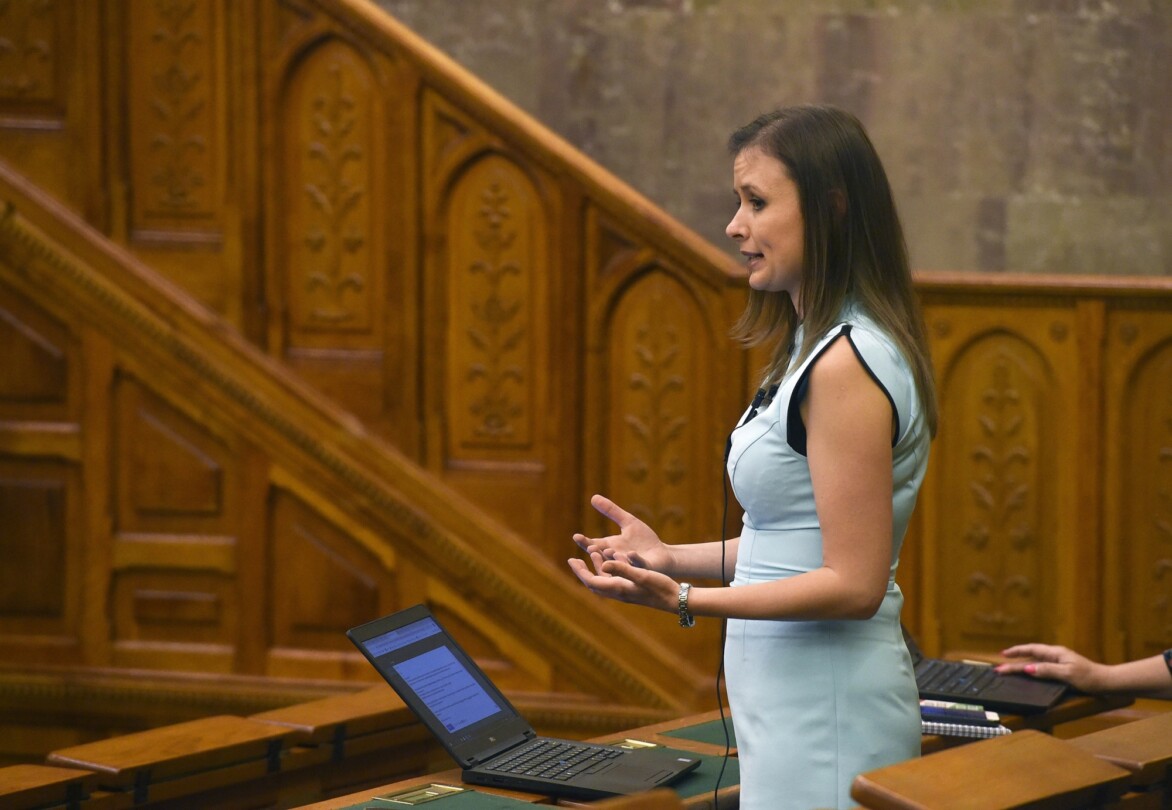 Dúró Dóra: a kormánynak saját hatáskörben és haladéktalanul meg kell oldania a tanárok bérrendezését