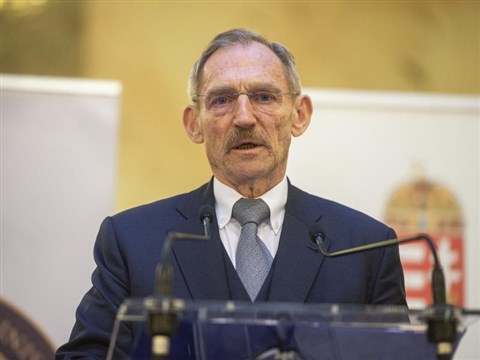 Pintér a pedagógusoknak és az egészségügyi dolgozóknak: örüljenek annak, ha nem lesz elvonás!