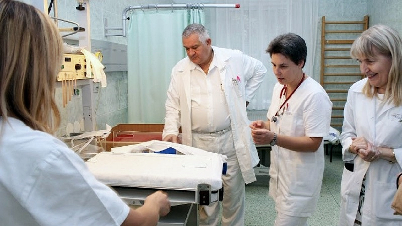 Szakemberhiány - több megyében már azt is meg kell szülni, hogy hol lehet szülni