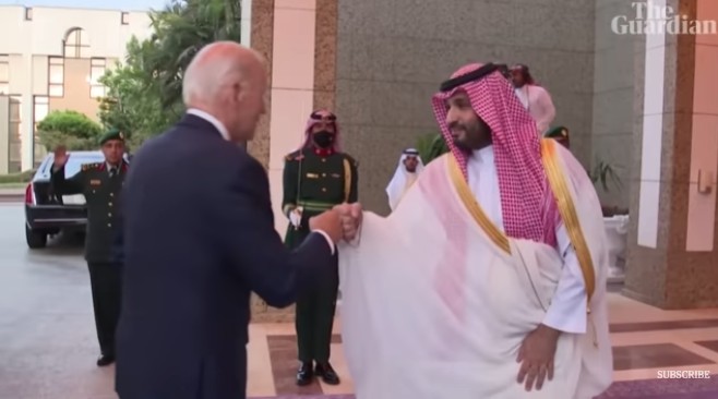 Biden baráti ökölpacsival köszöntötte az újságíró-gyilkosságért felelős koronaherceget
