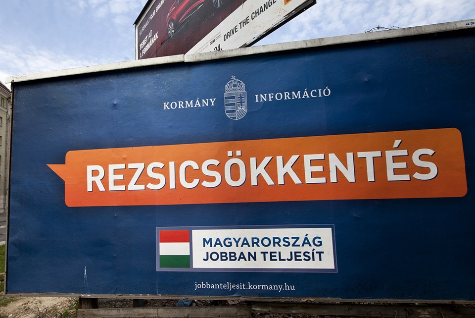 A jog megcsúfolása következik? Visszamenőleges hatállyal bünteti a kormány a magyarokat?