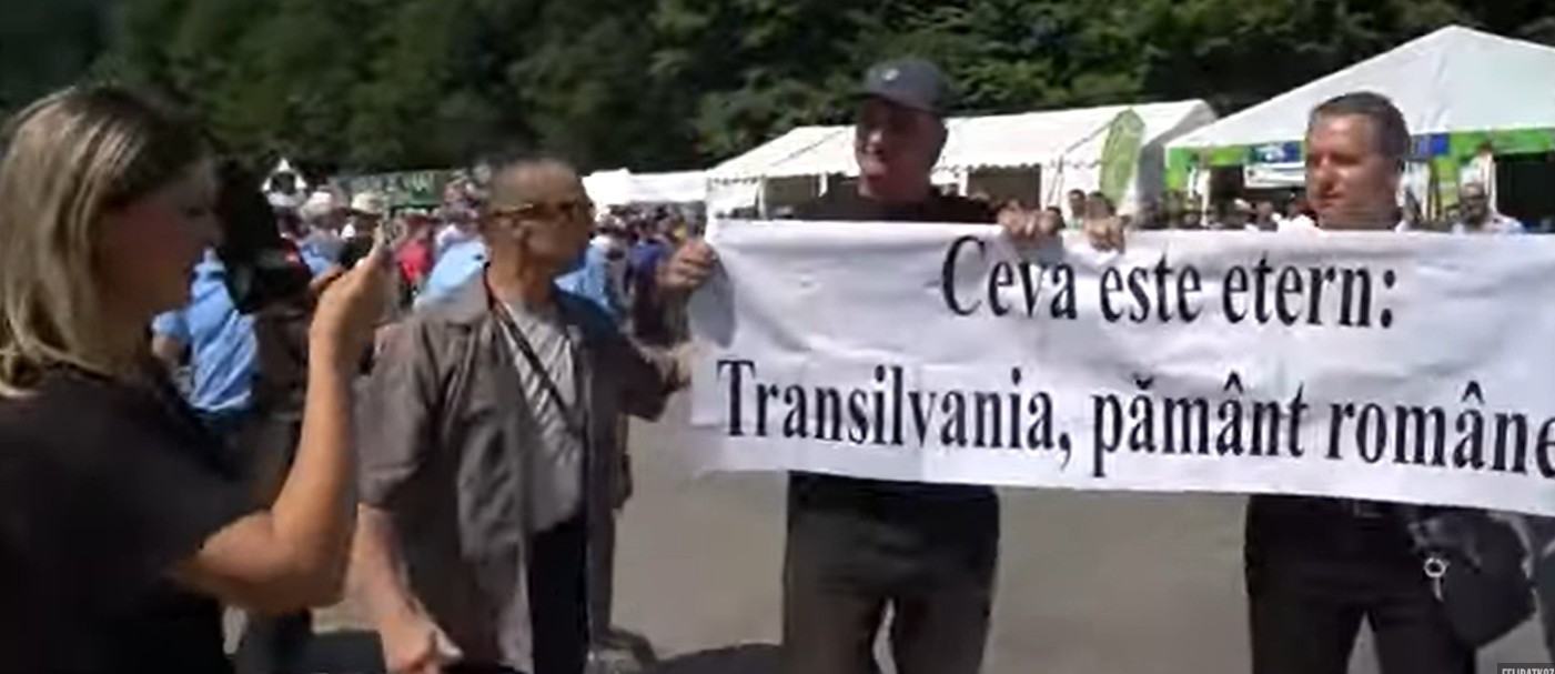 Román soviniszták Tusványoson: Erdély román föld!