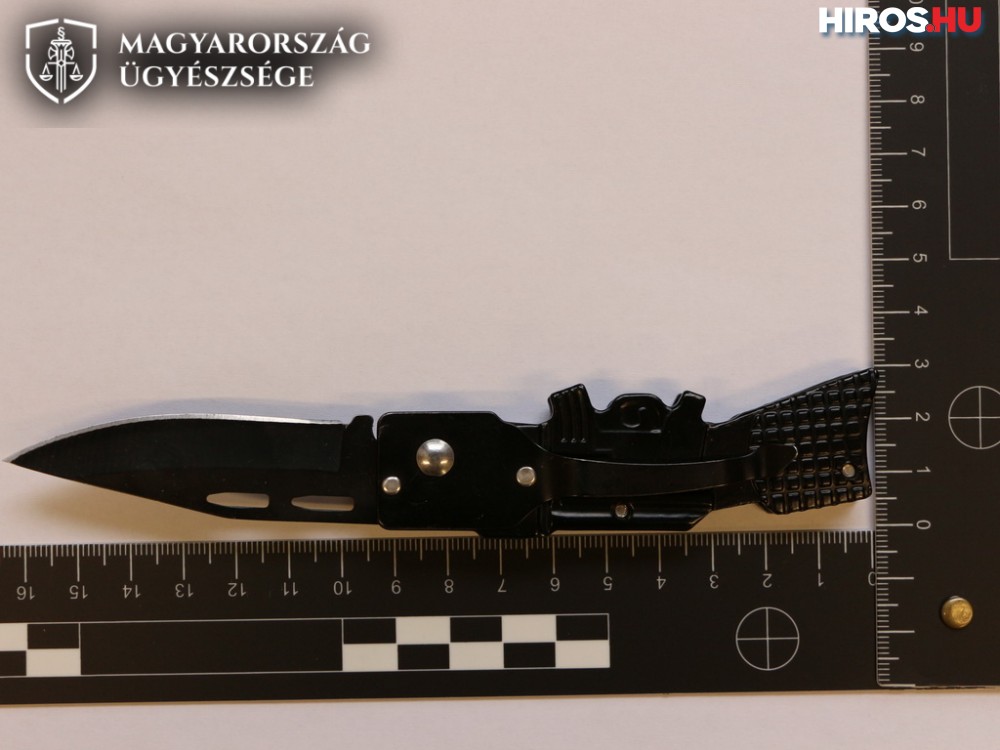 Buszozás az Alföldön: gyerekektől akart késsel cigarettát kérni egy utazó