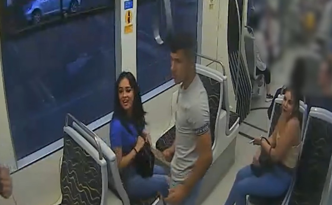 Létszámfölényüktől felbátorodott "fiatalok" zaklattak egy lányt a villamoson