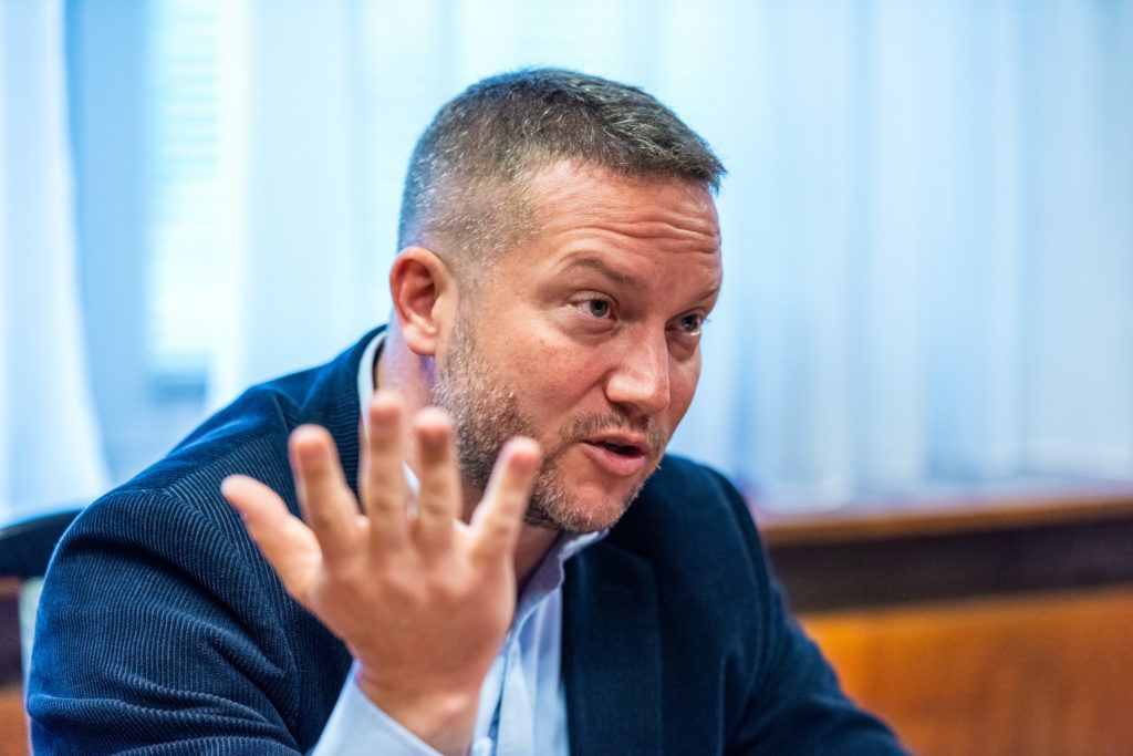Tibi Atya - Ujhelyinek már nincs szárnya, de a kaka illata még így is megcsapta