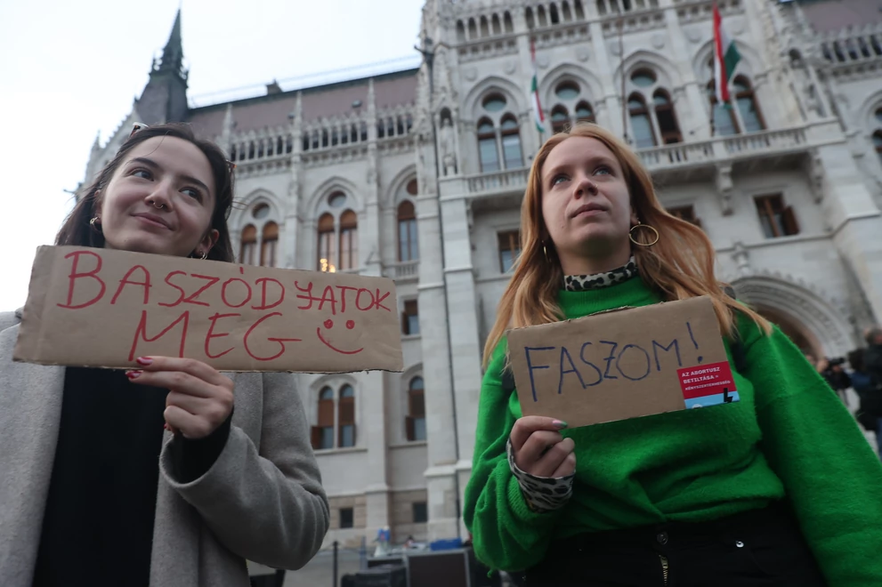 A magzatgyilkosság szent jogáért tüntettek a nők a parlament előtt