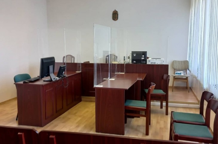 A bírósági tárgyaláson fenyegette a bírót és a sértettet egy ikerpár