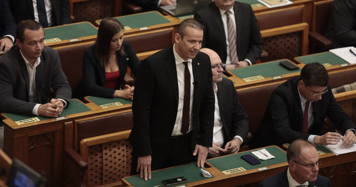 Toroczkai a parlamentben - "Miért fél a kormány a Facebooktól?"