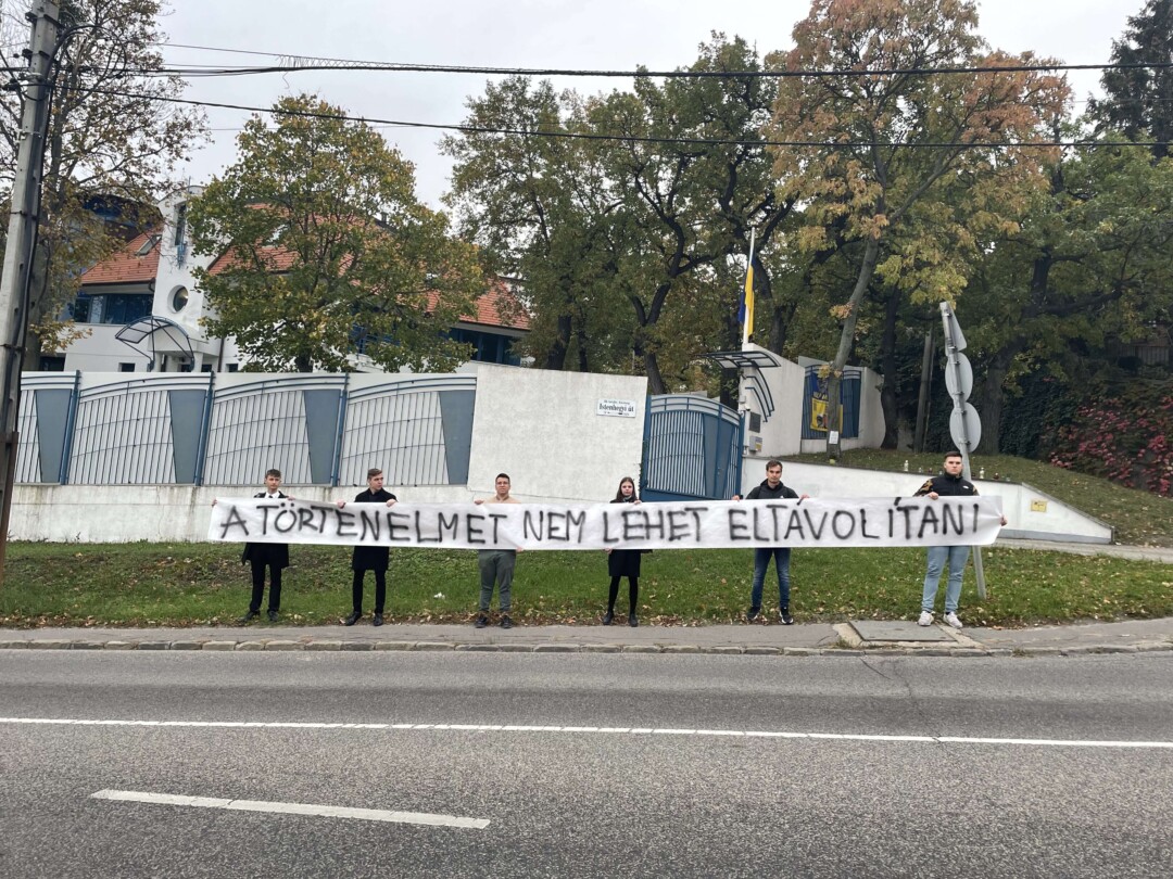 "A történelmet nem lehet eltávolítani" - üzenték a Mi Hazánk Ifjai az ukrán nagykövetség előtt