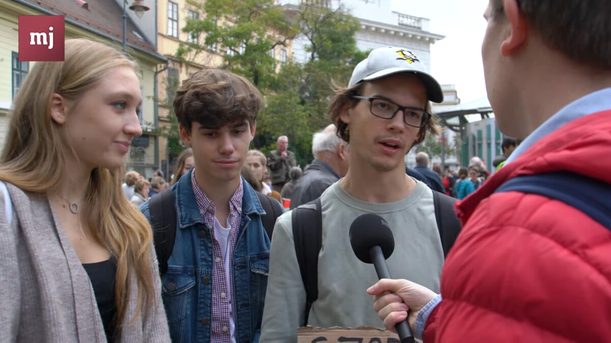 "Kérjük a politikusokat, hogy csendben csinálják és ne rontsanak a helyzeten" - videó a diákok tüntetéséről
