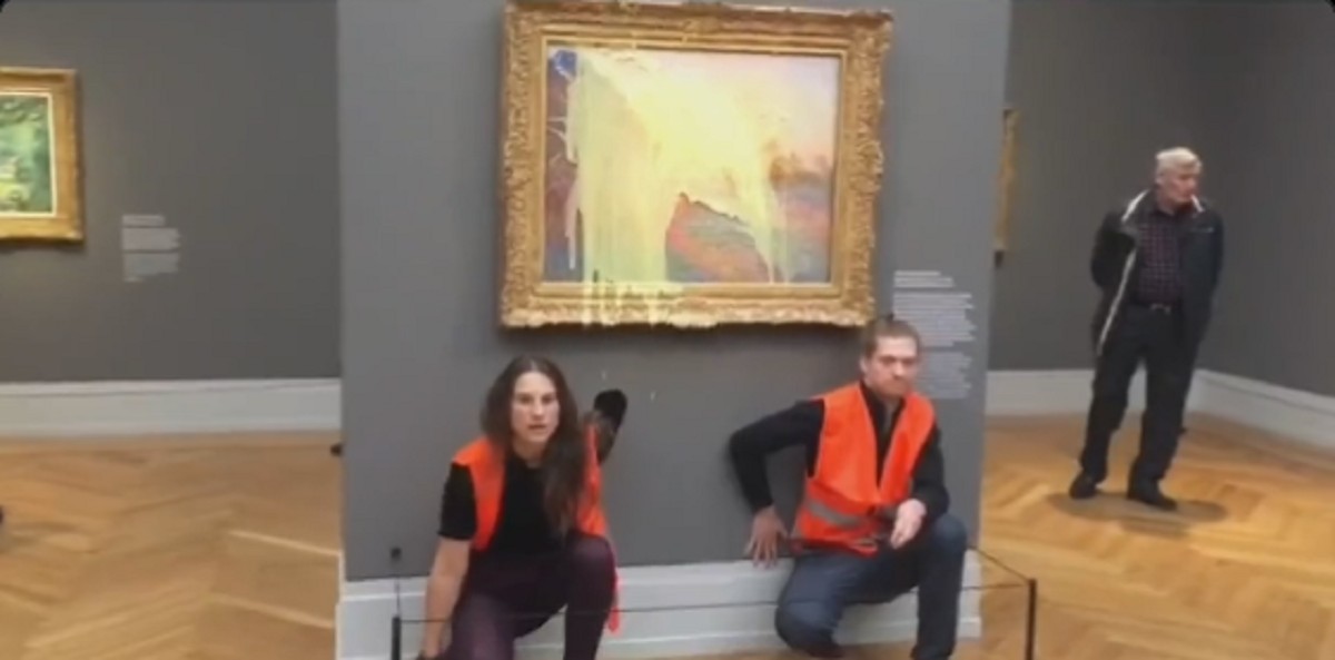 Krumplipürével leöntött festménnyel próbálják felhívni a figyelmet a klímaváltozásra a zöldek (videó)