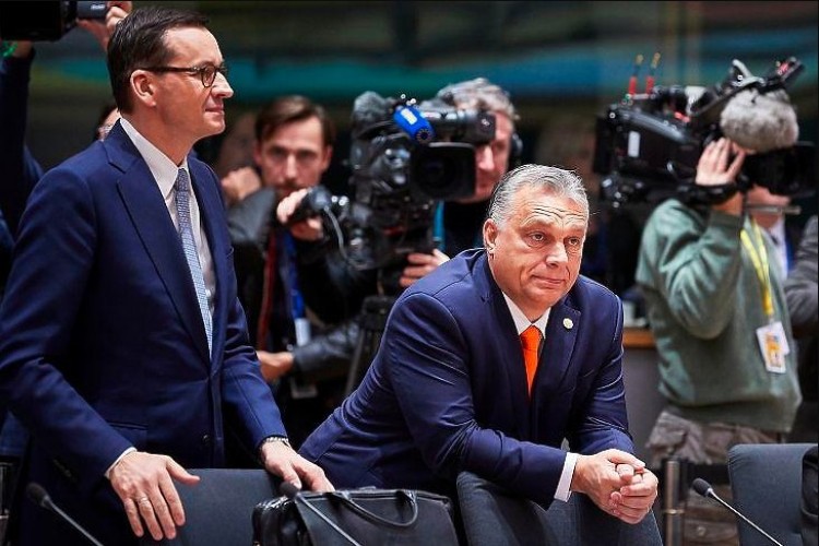 Barátfüle - Morawiecki csúnyán beköpte Orbánt, a Fidesz minden szankciót megszavazott