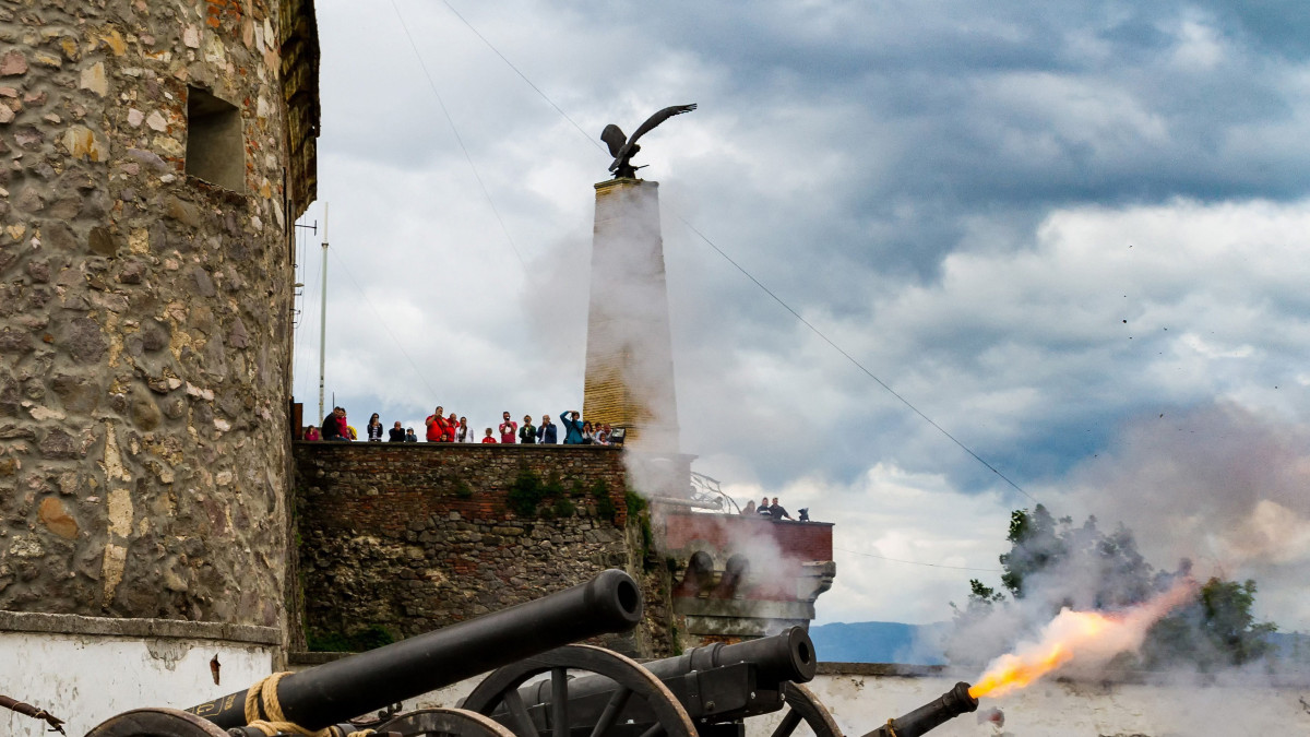 Tiltsák ki Magyarország területéről a munkácsi képviselő-testület azon tagjait, akik megszavazták a turulmadaras emlékmű lebontását!