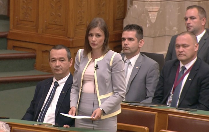 Dúró Dóra megkérdezte, hogy a köztársasági elnök miért tárgyal a deviánspropaganda lobbistáival