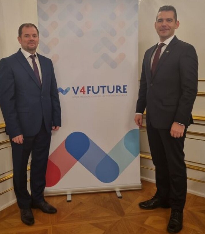 Az ukrajnai háborúból való kimaradást kezdeményezte a V4-ek védelmi bizottsági ülésén Novák Előd