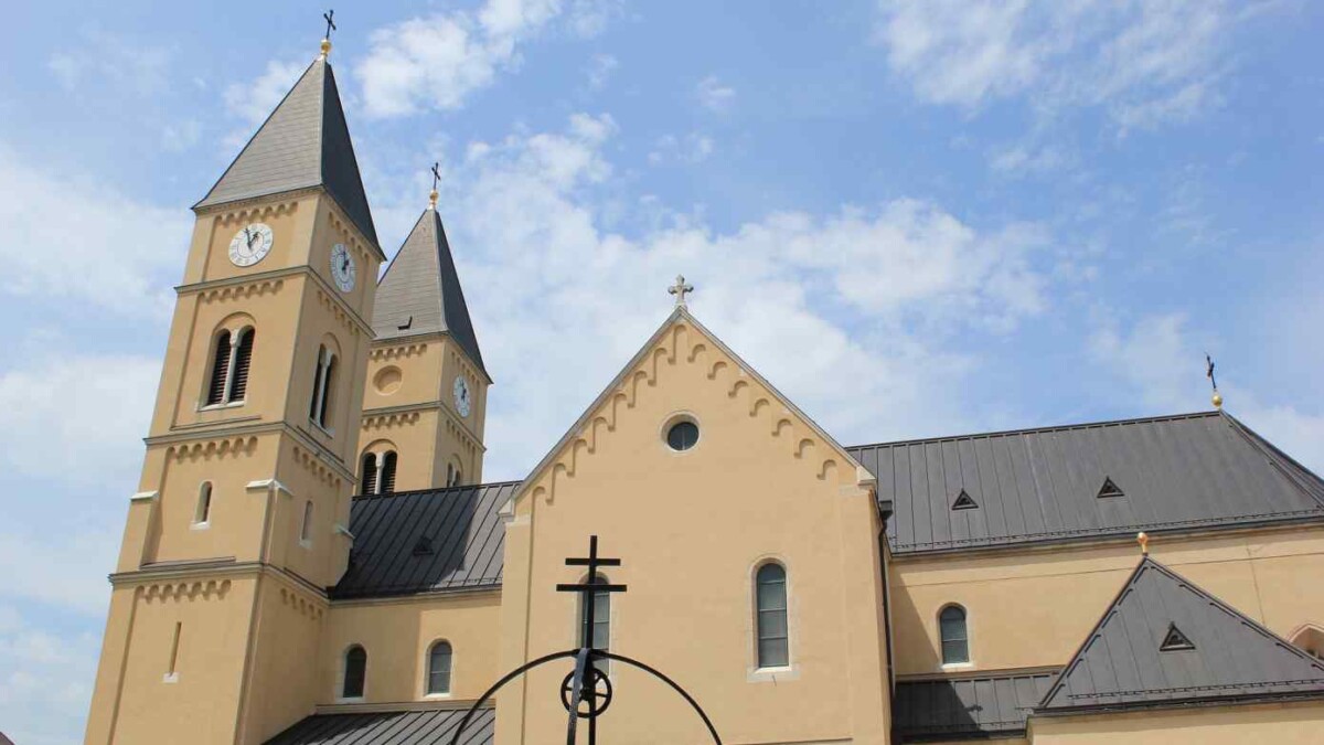Féltik a bazilika díszeit és a pápához fordultak a veszprémi hívek