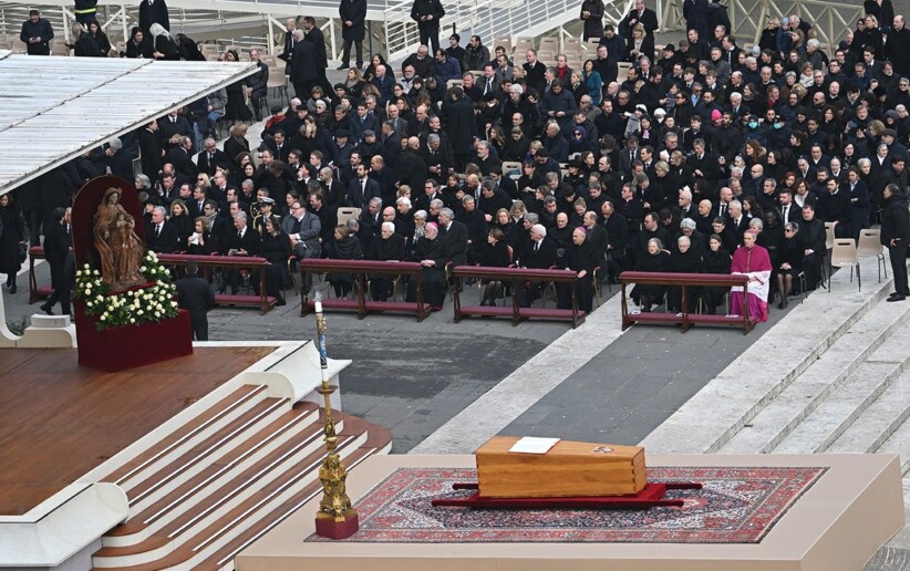 Ferenc pápa elbúcsúztatta XVI. Benedeket