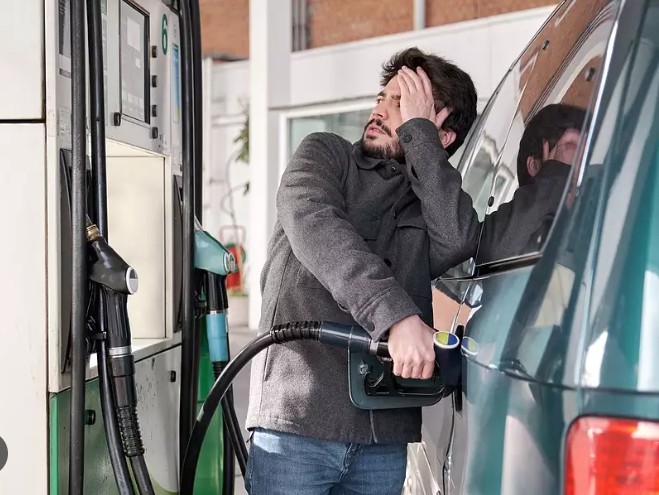 Minden környező országban olcsóbb tankolni