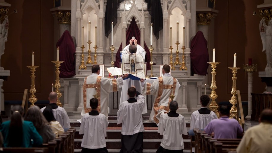 Új szint a katolikusellenességben: az FBI megfigyeli a tridenti misék résztvevőit