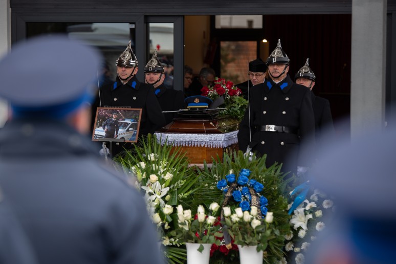 Megszólalt a halálra késelt rendőr édesanyja