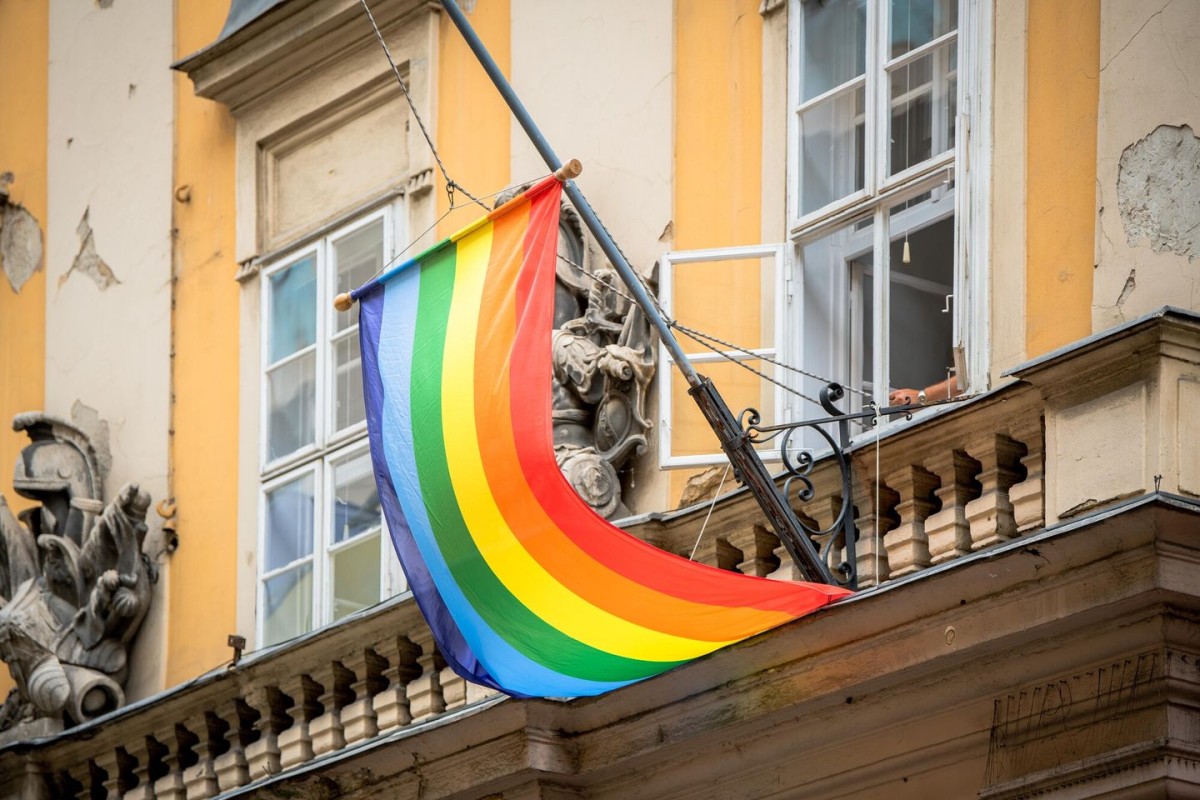 Karácsony szerint a Pride örömünnep, már ki is tűzte a zászlót