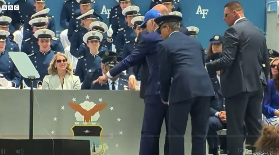 Megint hasra esett egy rendezvényen Joe Biden