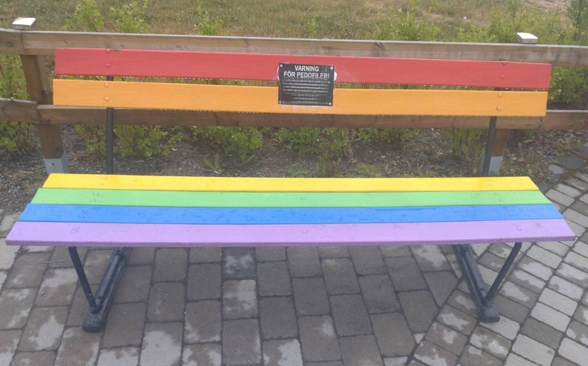 Az Északi Ellenállási Mozgalom is korrigálta a szivárványos padokat