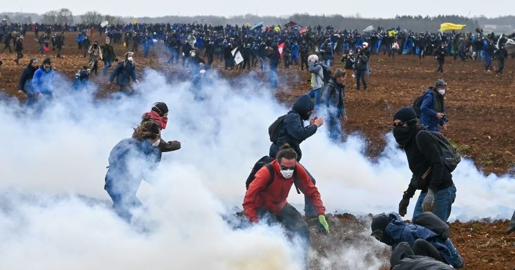 Csak idő kérdése volt - Franciaországban a víz miatt csaptak össze