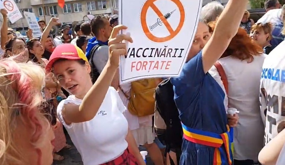 "Ki a WHO-val az országból!" - az új román oltási stratégia ellen tüntettek Bukarestben