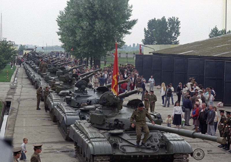 Az új orosz történelem tankönyv szerint hiba volt kivonulni a szovjet csapatoknak Magyarországról (is)